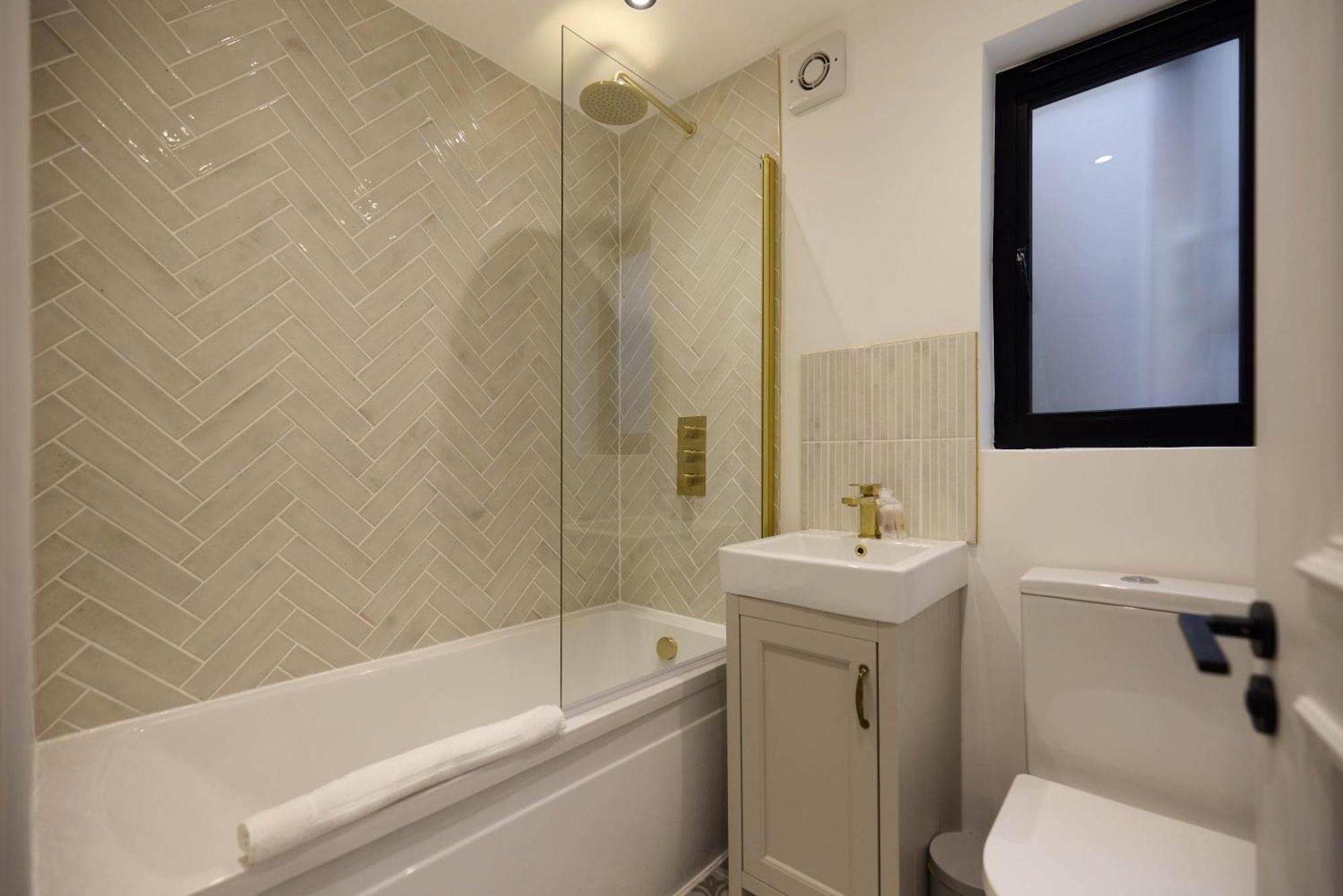 The Courtyard Flat - 2-bed 2-bath Near Clapham Junction Apartment London