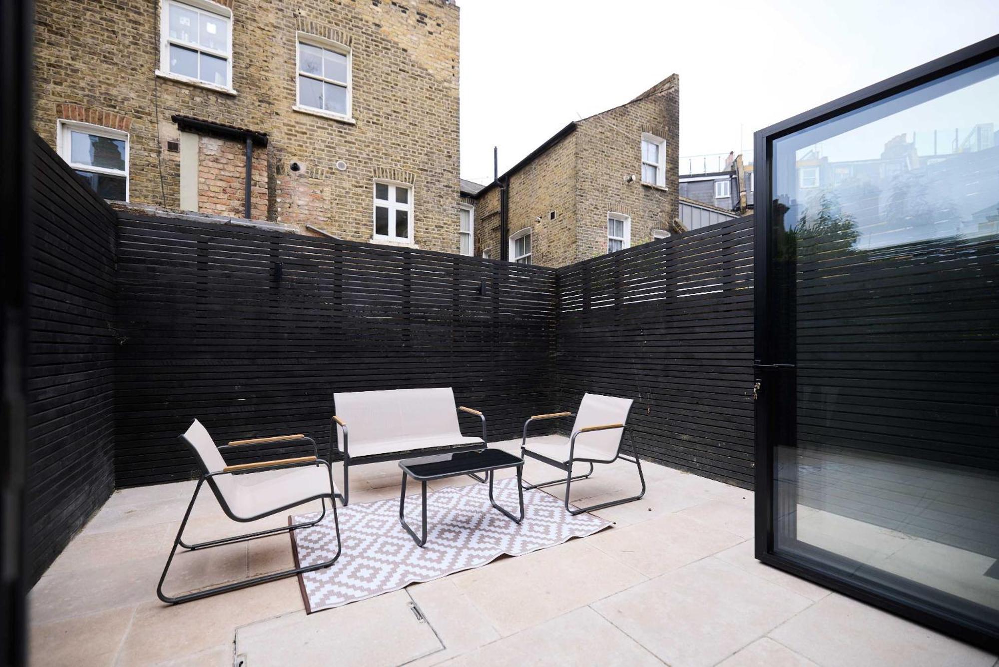 The Courtyard Flat - 2-bed 2-bath Near Clapham Junction *