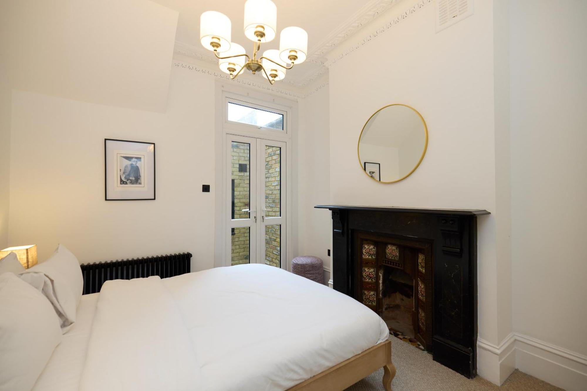 The Courtyard Flat - 2-bed 2-bath Near Clapham Junction Apartment